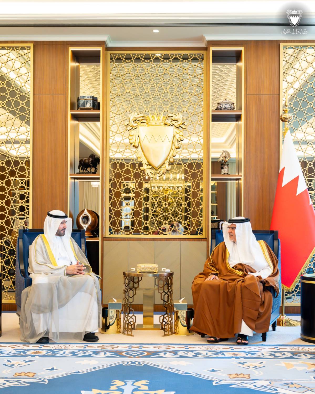 ولي العهد رئيس الوزراء يلتقي رئيس مجلس إدارة بيت التمويل الكويتي