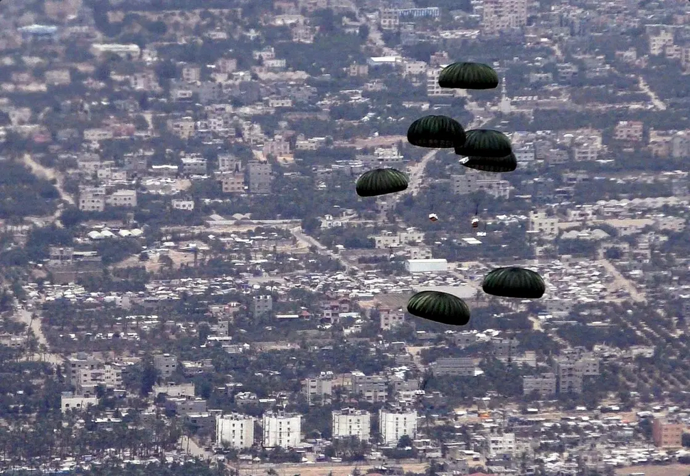 مصر تسقط مساعدات جواً على غزة.. ومدبولي: لا سلام إلا بحل الدولتين