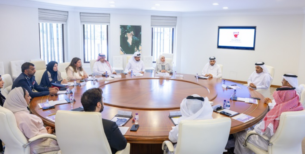 وزير الإعلام يلتقي أعضاء المكتب التنفيذي لخطة (بحريننا)