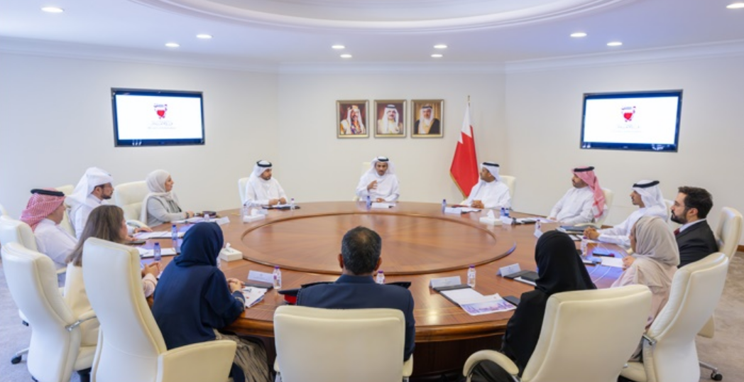 وزير الإعلام يلتقي أعضاء المكتب التنفيذي لخطة (بحريننا)