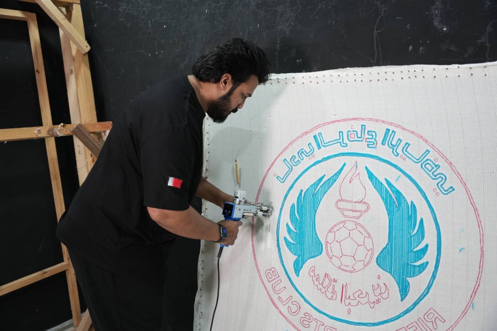 تفاعلاً مع تقرير "الوطن" .. استقبلهم ناصر بن حمد &laquo;لنكس&raquo; فريق بحريني يُبدع في صناعة سجاد لا مثيل له