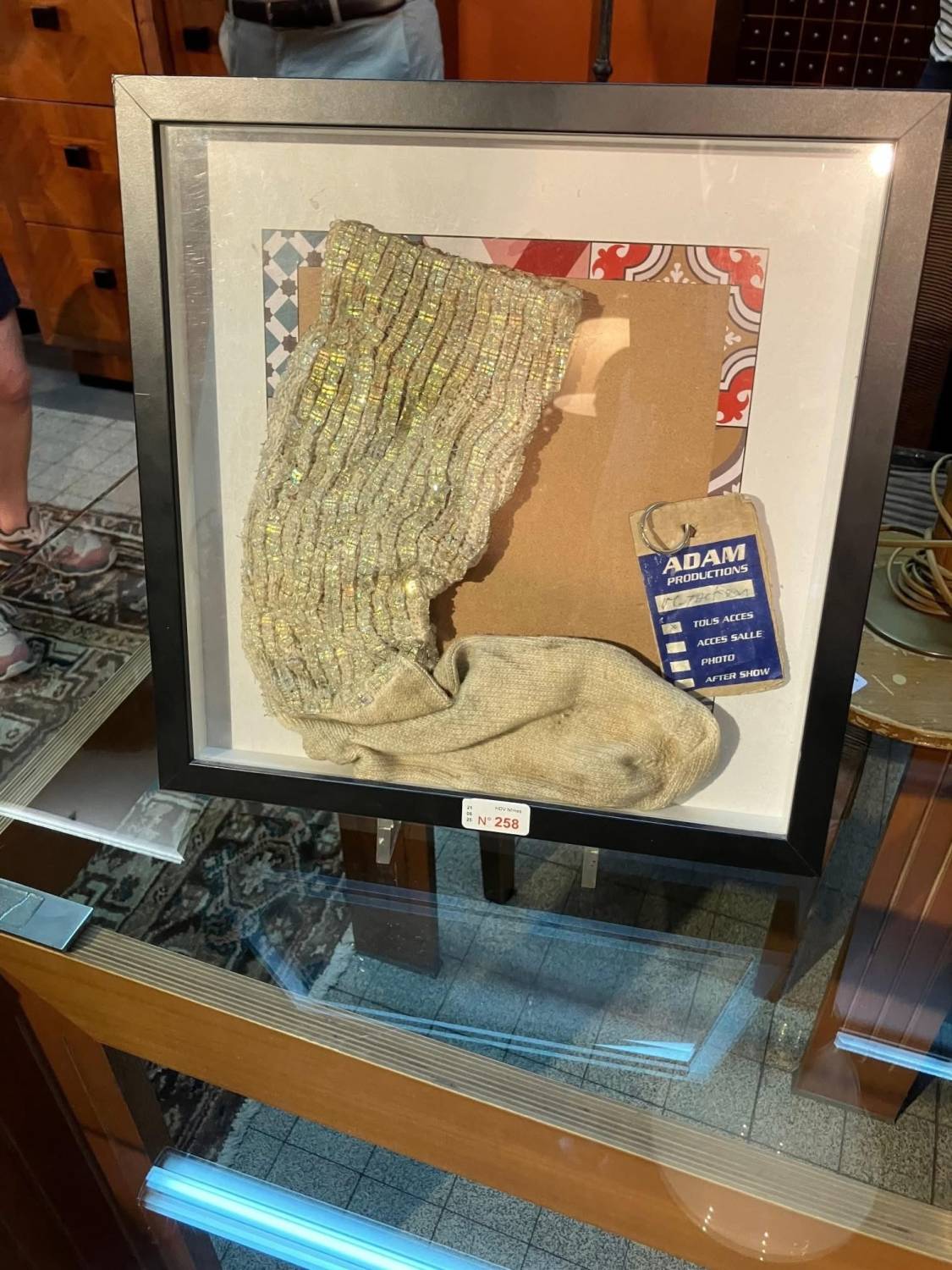 جورب متسخ لمايكل جاكسون يباع بآلاف الدولارات في مزاد فرنسي!