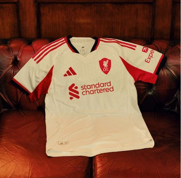 قميص ليفربول الجديد.. تفاصيل مستوحاة من تاريخ أنفيلد.. صور
