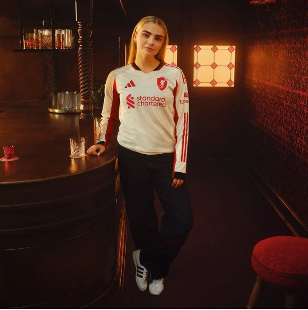 قميص ليفربول الجديد.. تفاصيل مستوحاة من تاريخ أنفيلد.. صور