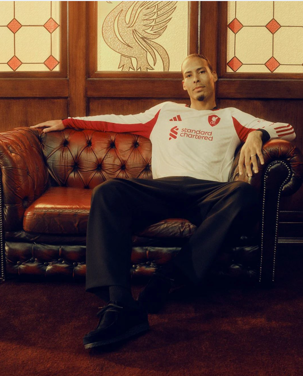 قميص ليفربول الجديد.. تفاصيل مستوحاة من تاريخ أنفيلد.. صور