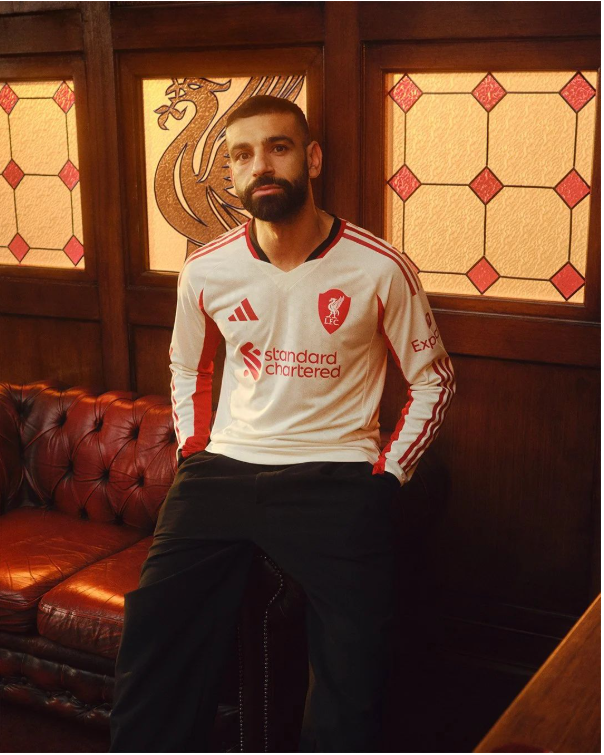 قميص ليفربول الجديد.. تفاصيل مستوحاة من تاريخ أنفيلد.. صور