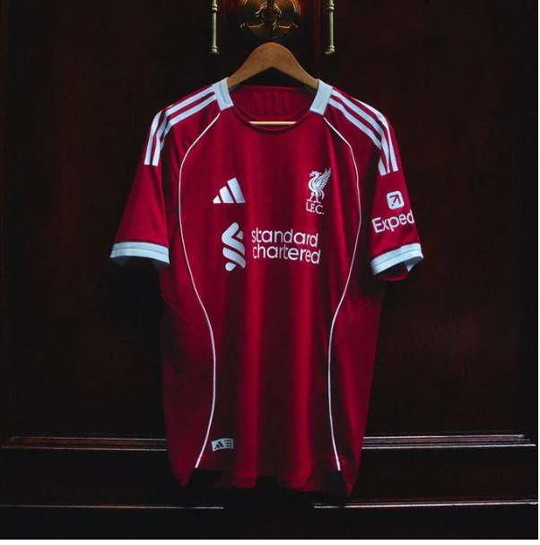 قميص ليفربول الجديد.. تفاصيل مستوحاة من تاريخ أنفيلد.. صور