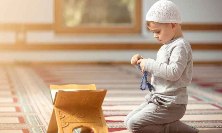 هل يأثم الأبوان إذا ترك أبناؤهما الصلاة.. وكيف يمكن ترغيبهم فيها؟