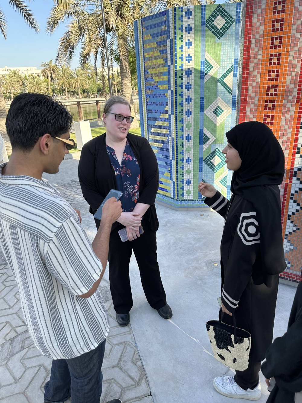 السفارة الأمريكية و"آرت ريتش البحرين" تكشفان عن لوحة فسيفسائية في واتر غاردن بالمنامة