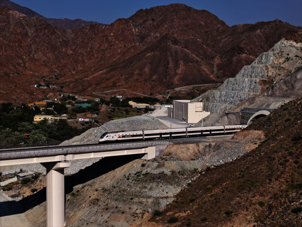 محمد بن راشد يستقل &ldquo;قطار الاتحاد&rdquo; في رحلة تجريبية بين دبي والفجيرة