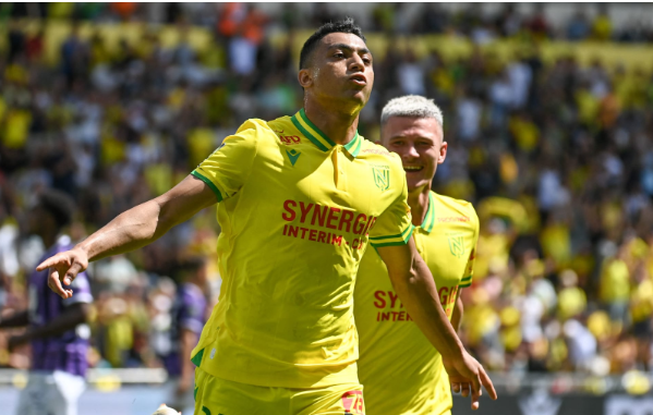 مصطفى محمد يقترب من نيوم السعودي لتعزيز الهجوم