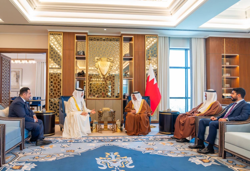 ولي العهد رئيس مجلس الوزراء يستقبل وزير العمل للاطمئنان على صحته ويشيد بإسهاماته المتميزة ضمن فريق البحرين