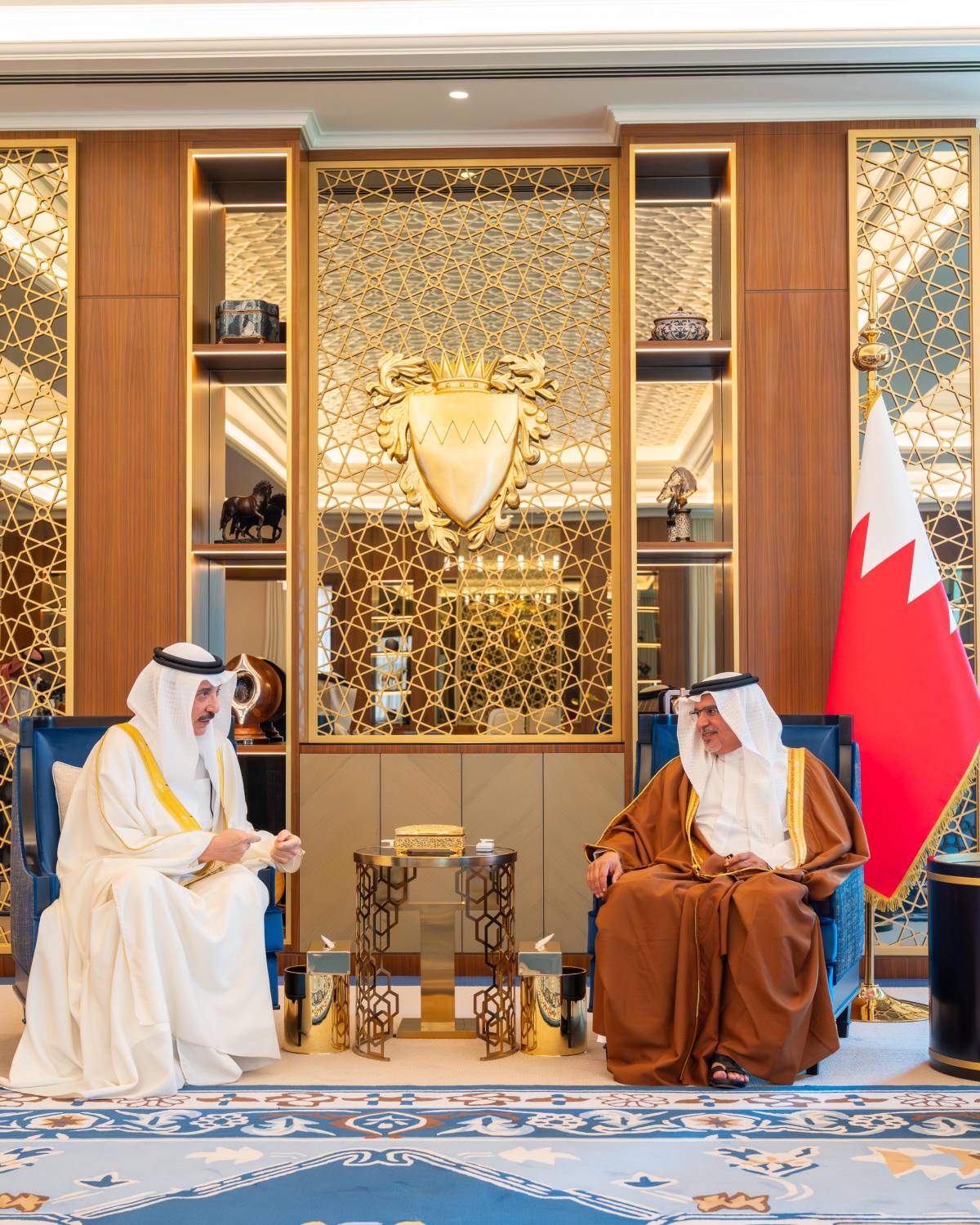 ولي العهد رئيس مجلس الوزراء يستقبل وزير العمل للاطمئنان على صحته ويشيد بإسهاماته المتميزة ضمن فريق البحرين