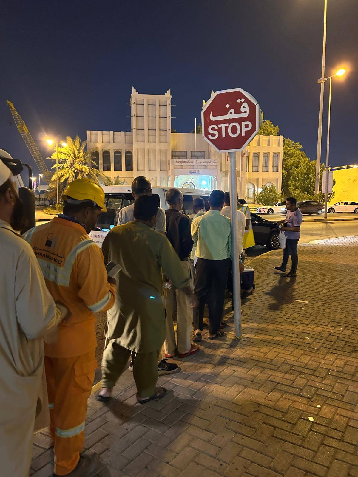 "المحرق الخيرية" تنفذ فعالية "وياكم" في دوحة عراد لتوزيع الآيسكريم والعصائر على الأطفال والعمال