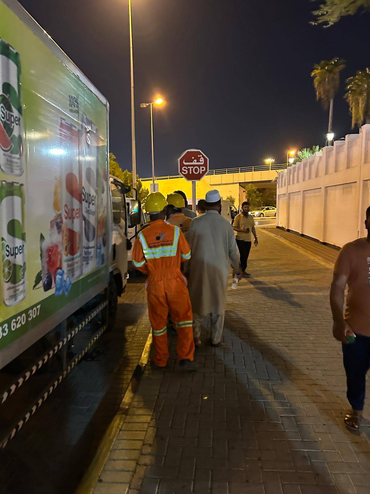 "المحرق الخيرية" تنفذ فعالية "وياكم" في دوحة عراد لتوزيع الآيسكريم والعصائر على الأطفال والعمال