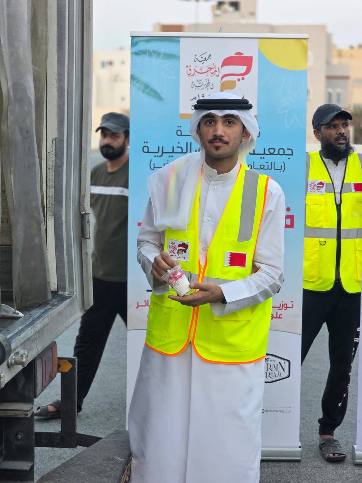 "المحرق الخيرية" تنفذ فعالية "وياكم" في دوحة عراد لتوزيع الآيسكريم والعصائر على الأطفال والعمال