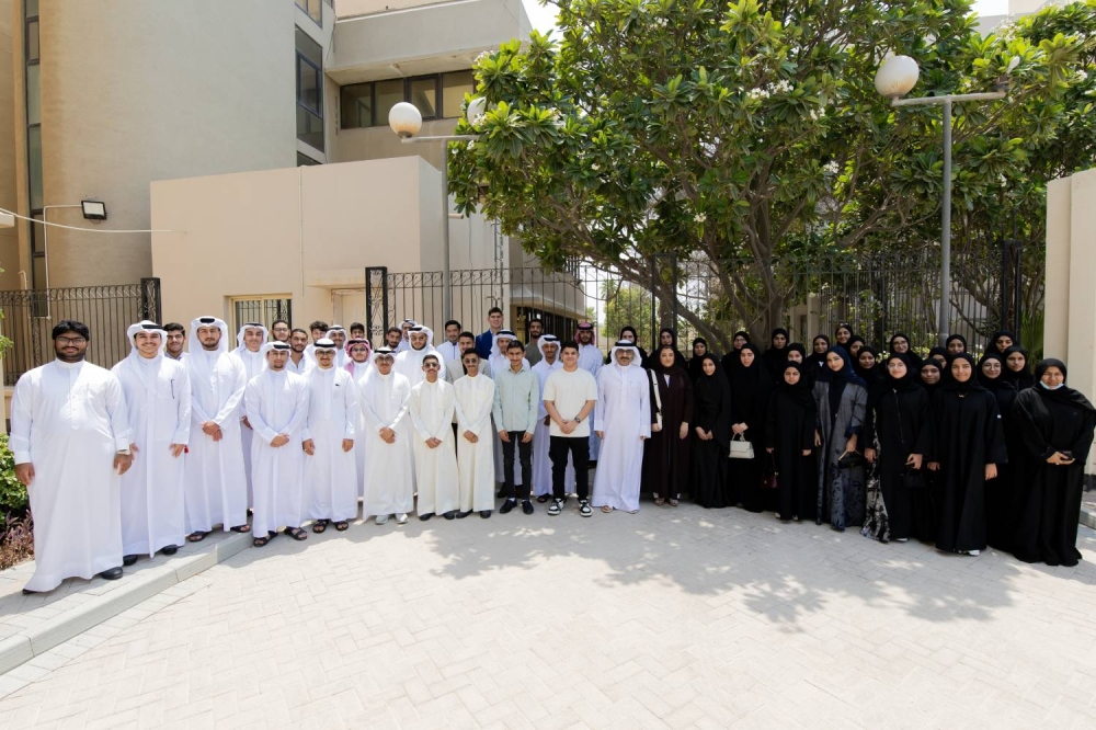 وزير التربية يستقبل الطلبة الأوائل ويعتمد نتائج البعثات والمنح الدراسية