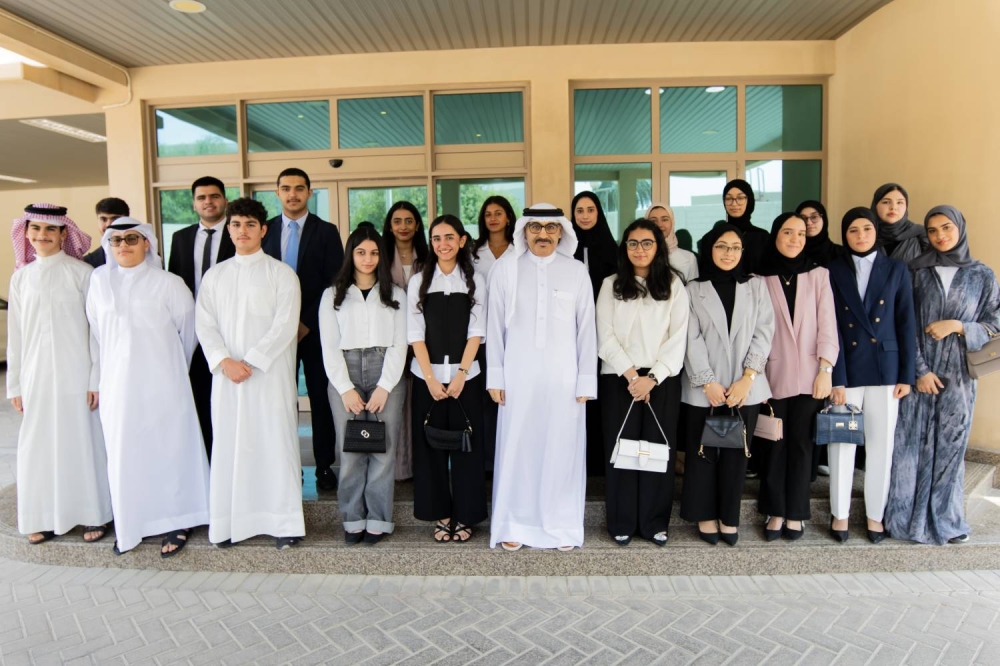 وزير التربية يستقبل الطلبة الأوائل ويعتمد نتائج البعثات والمنح الدراسية