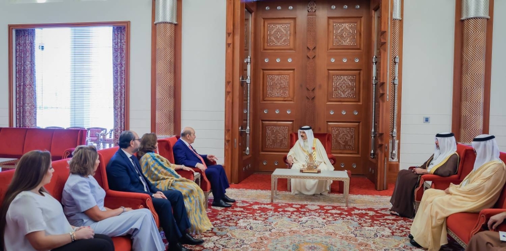 الملك يستقبل سفير دولة فلسطين لدى البحرين