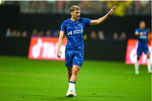 تشيلسي الإنجليزي يقترب من بيع ثلاثي الوسط بـ85 مليون يورو