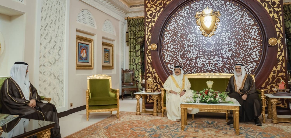 الملك يستقبل فضيلة الشيخ الدكتور عبد اللطيف المحمود