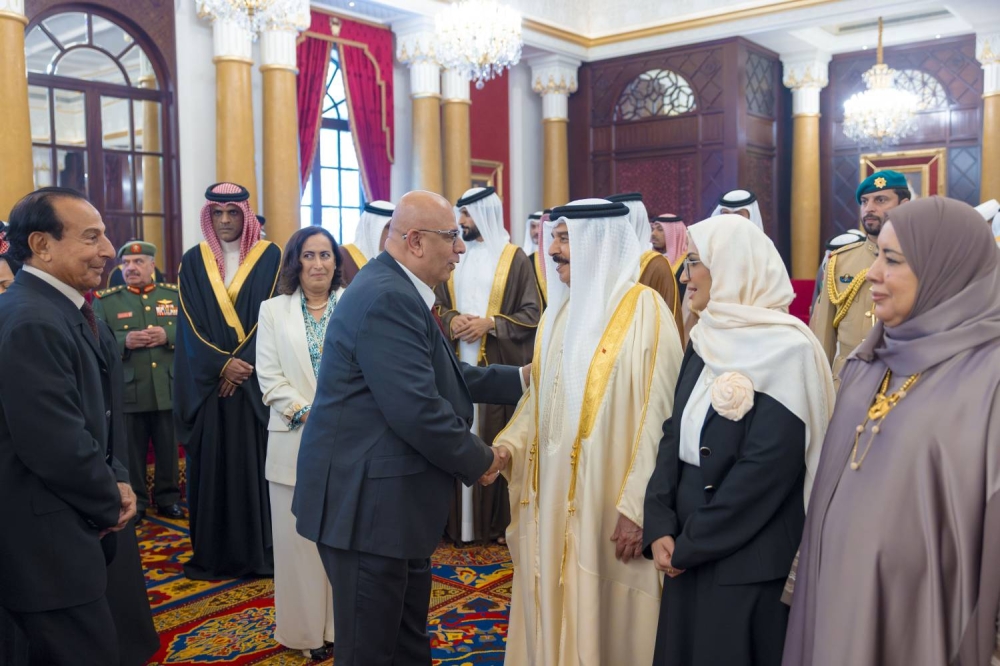 الملك يستقبل كبار أفراد العائلة المالكة الكريمة وكبار المسؤولين وعددا من الأهالي وأصحاب الإنجازات