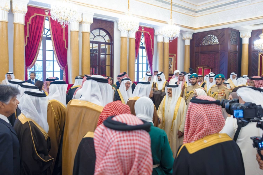 الملك يستقبل كبار أفراد العائلة المالكة الكريمة وكبار المسؤولين وعددا من الأهالي وأصحاب الإنجازات