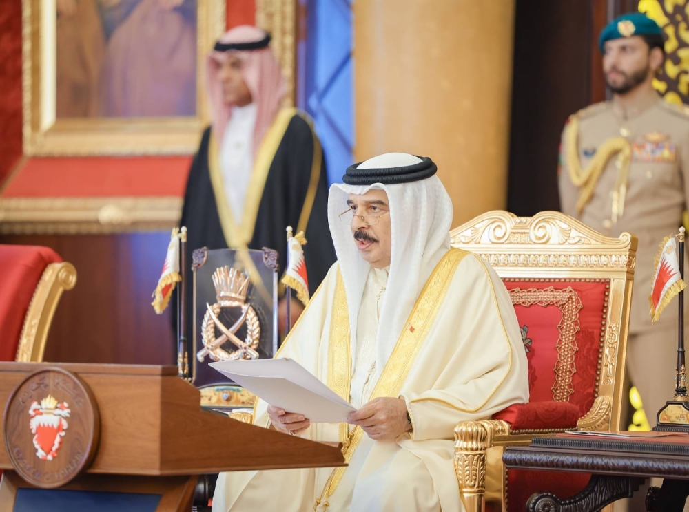 الملك يستقبل كبار أفراد العائلة المالكة الكريمة وكبار المسؤولين وعددا من الأهالي وأصحاب الإنجازات