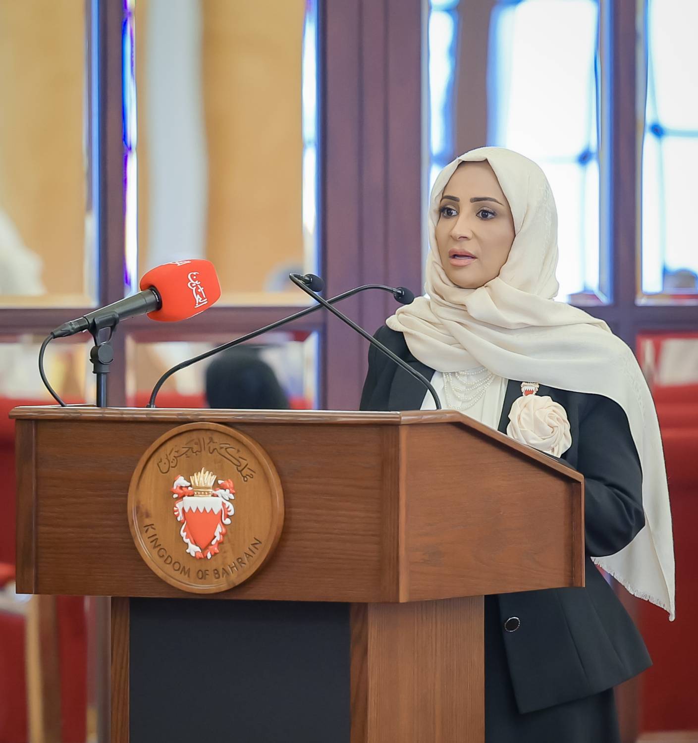 الملك يستقبل كبار أفراد العائلة المالكة الكريمة وكبار المسؤولين وعددا من الأهالي وأصحاب الإنجازات