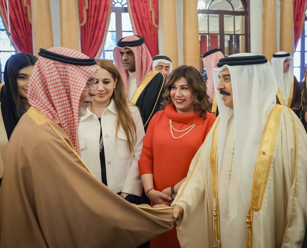 الملك يستقبل كبار أفراد العائلة المالكة الكريمة وكبار المسؤولين وعددا من الأهالي وأصحاب الإنجازات