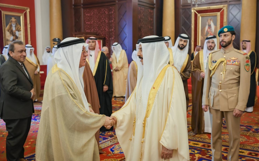 الملك يستقبل كبار أفراد العائلة المالكة الكريمة وكبار المسؤولين وعددا من الأهالي وأصحاب الإنجازات