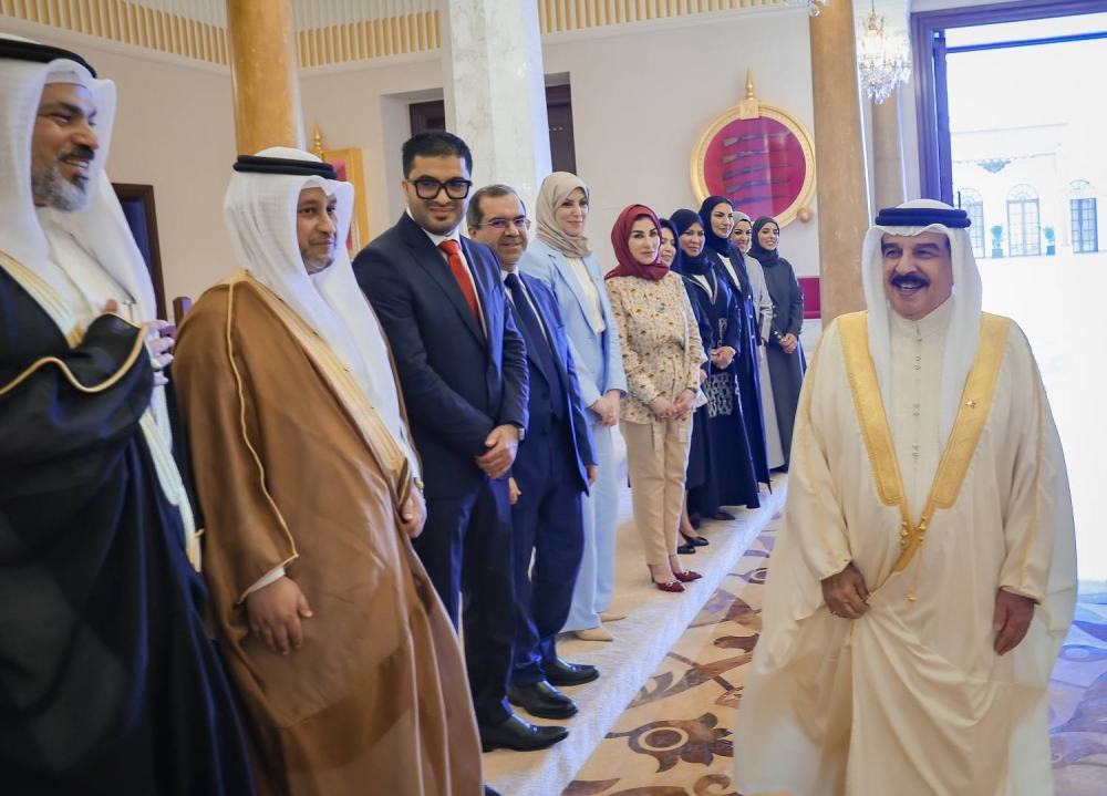الملك يستقبل كبار أفراد العائلة المالكة الكريمة وكبار المسؤولين وعددا من الأهالي وأصحاب الإنجازات