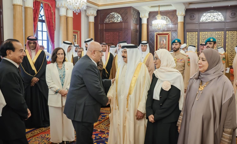 الملك يستقبل كبار أفراد العائلة المالكة الكريمة وكبار المسؤولين وعددا من الأهالي وأصحاب الإنجازات