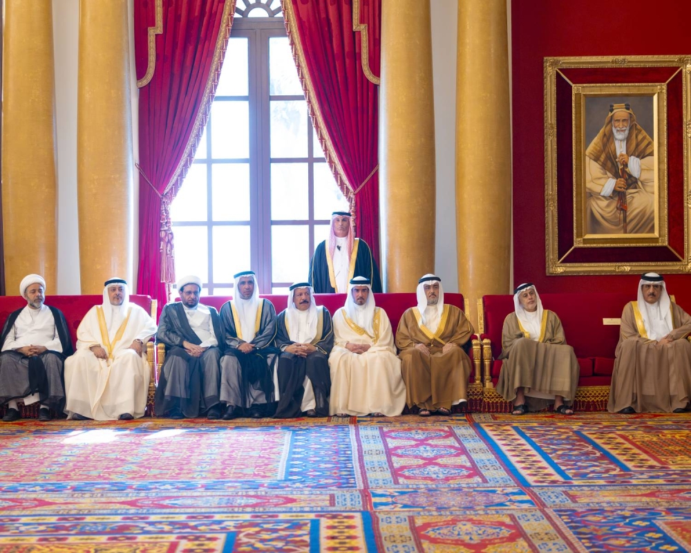 الملك يستقبل كبار أفراد العائلة المالكة الكريمة وكبار المسؤولين وعددا من الأهالي وأصحاب الإنجازات