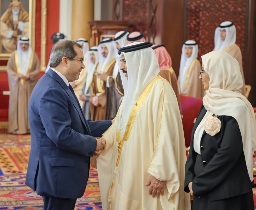 الملك يستقبل كبار أفراد العائلة المالكة الكريمة وكبار المسؤولين وعددا من الأهالي وأصحاب الإنجازات