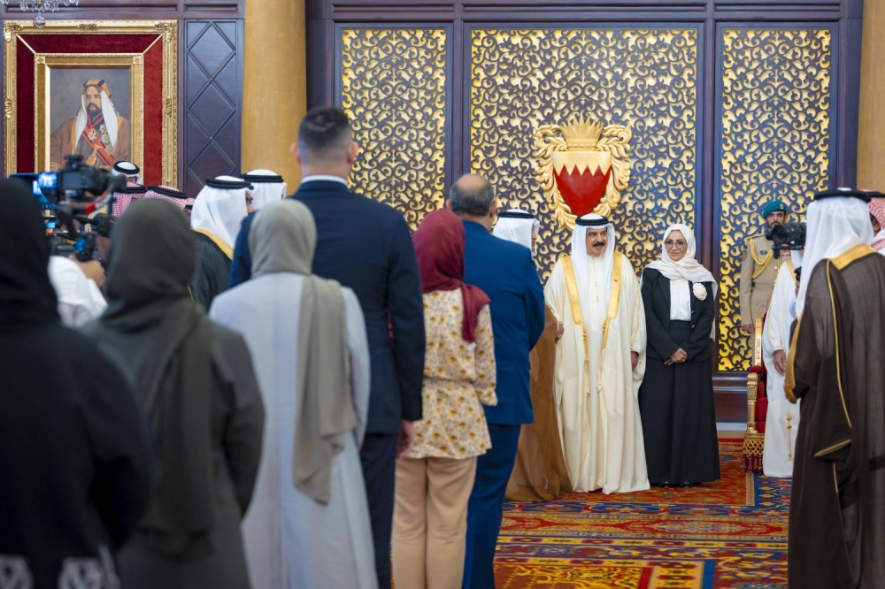 الملك يستقبل كبار أفراد العائلة المالكة الكريمة وكبار المسؤولين وعددا من الأهالي وأصحاب الإنجازات