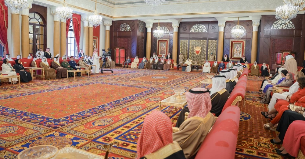 الملك يستقبل كبار أفراد العائلة المالكة الكريمة وكبار المسؤولين وعددا من الأهالي وأصحاب الإنجازات