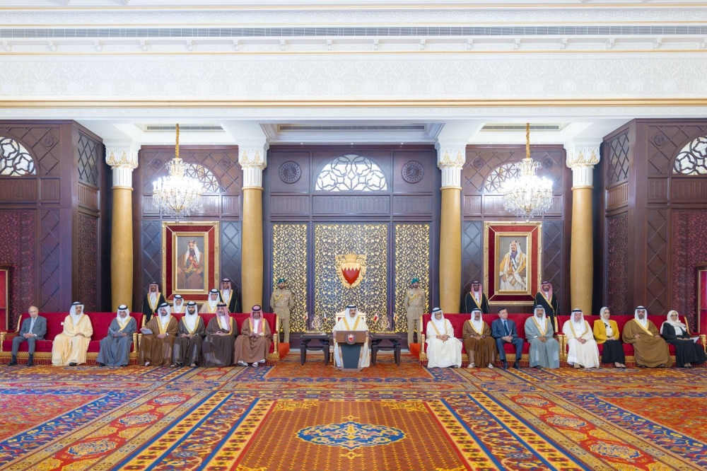 الملك يستقبل كبار أفراد العائلة المالكة الكريمة وكبار المسؤولين وعددا من الأهالي وأصحاب الإنجازات