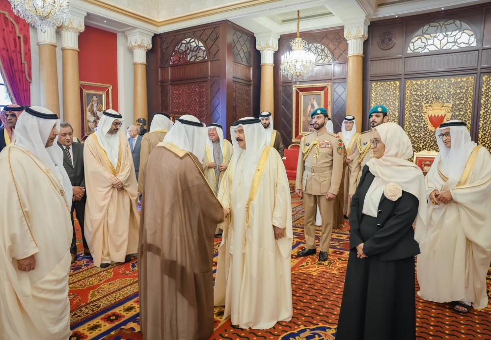 الملك يستقبل كبار أفراد العائلة المالكة الكريمة وكبار المسؤولين وعددا من الأهالي وأصحاب الإنجازات