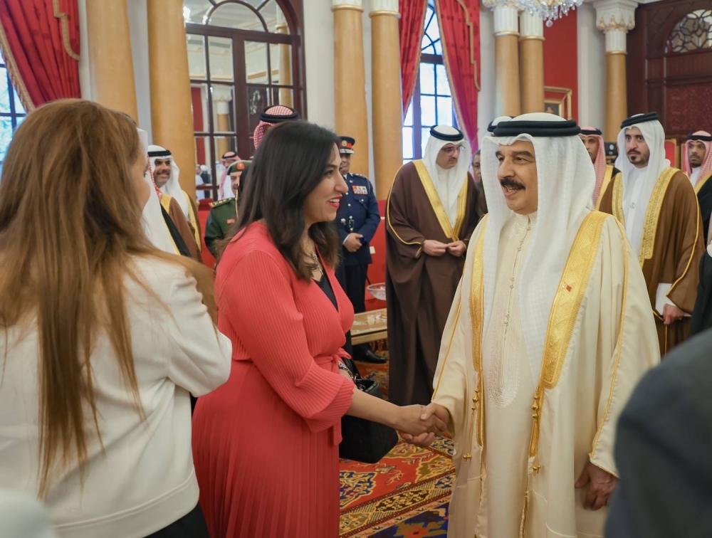 الملك يستقبل كبار أفراد العائلة المالكة الكريمة وكبار المسؤولين وعددا من الأهالي وأصحاب الإنجازات