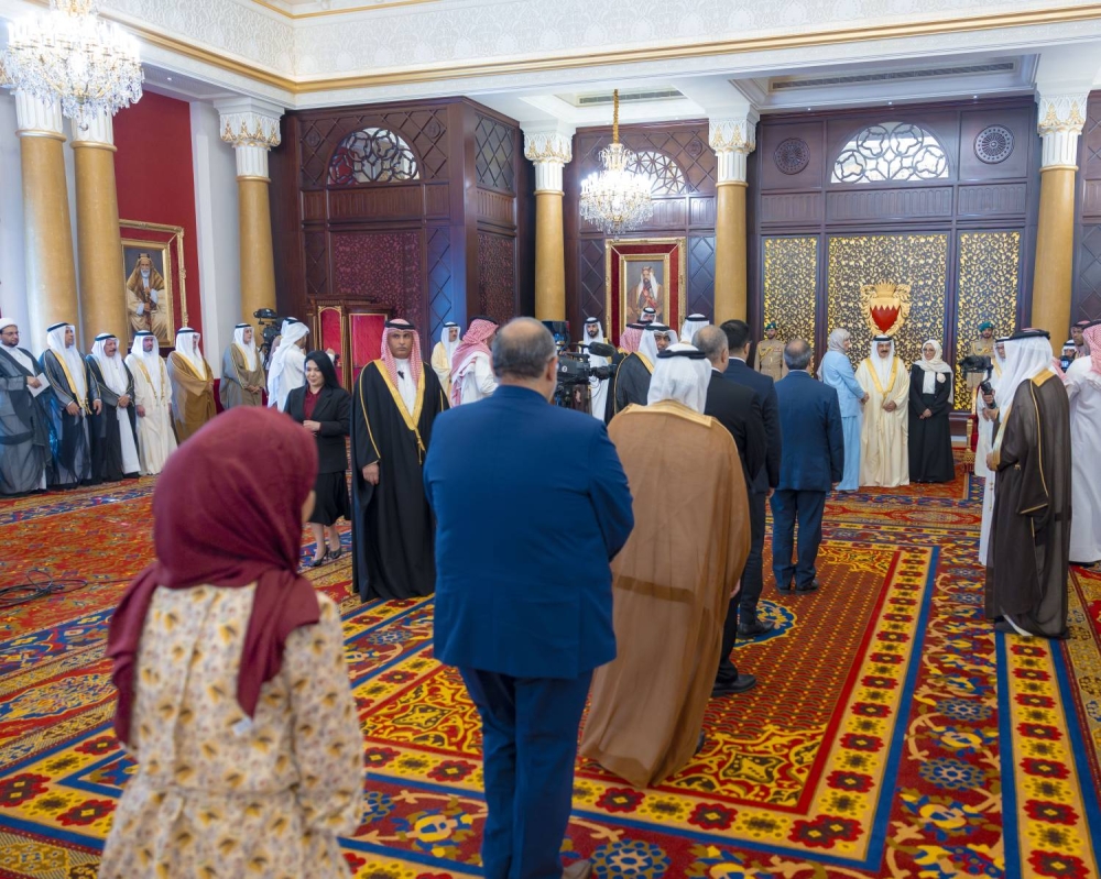 الملك يستقبل كبار أفراد العائلة المالكة الكريمة وكبار المسؤولين وعددا من الأهالي وأصحاب الإنجازات