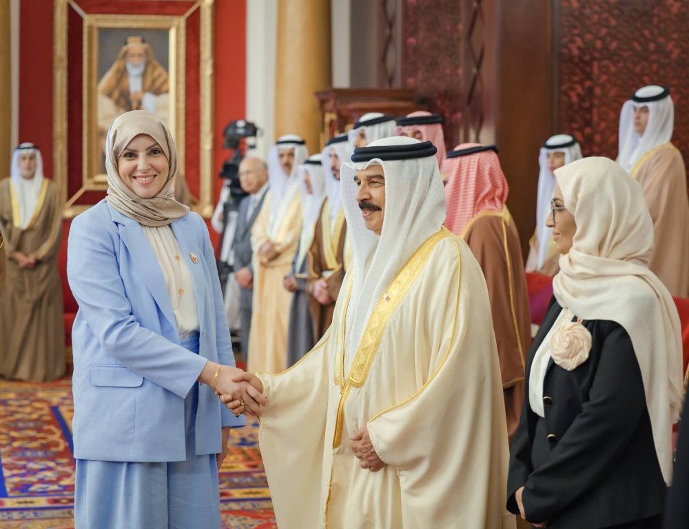 الملك يستقبل كبار أفراد العائلة المالكة الكريمة وكبار المسؤولين وعددا من الأهالي وأصحاب الإنجازات