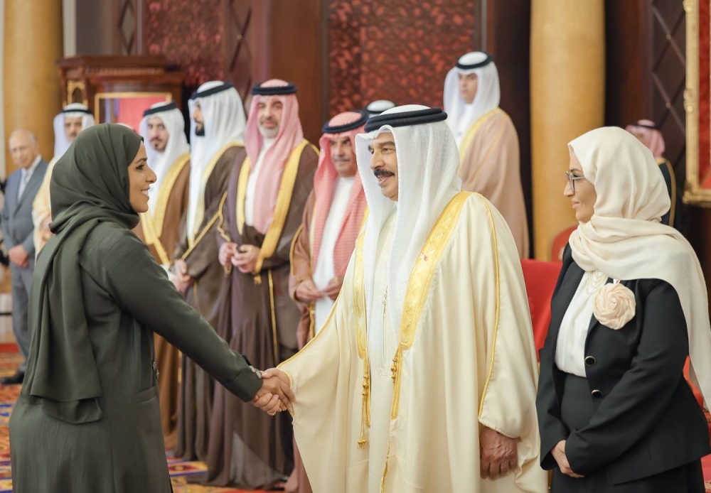 الملك يستقبل كبار أفراد العائلة المالكة الكريمة وكبار المسؤولين وعددا من الأهالي وأصحاب الإنجازات