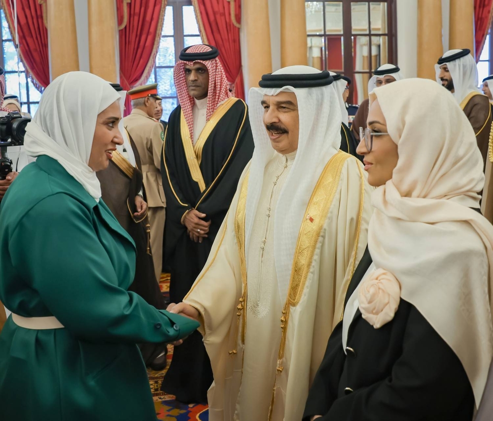 الملك يستقبل كبار أفراد العائلة المالكة الكريمة وكبار المسؤولين وعددا من الأهالي وأصحاب الإنجازات