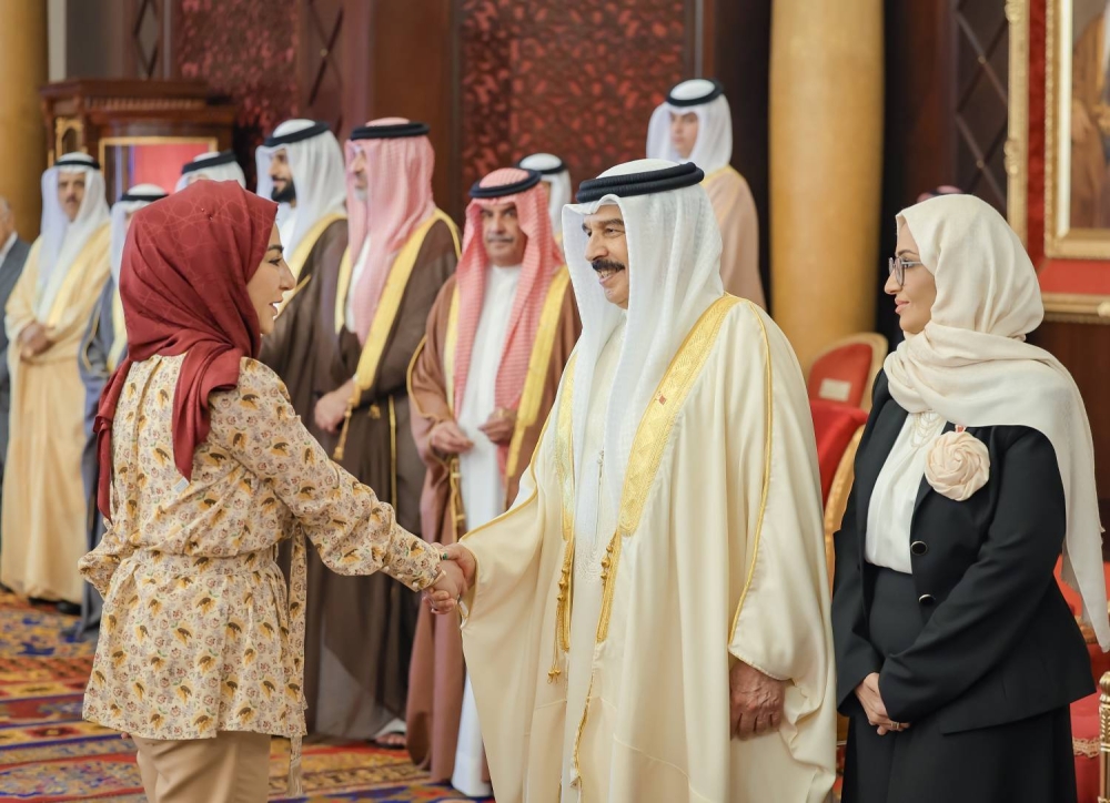 الملك يستقبل كبار أفراد العائلة المالكة الكريمة وكبار المسؤولين وعددا من الأهالي وأصحاب الإنجازات