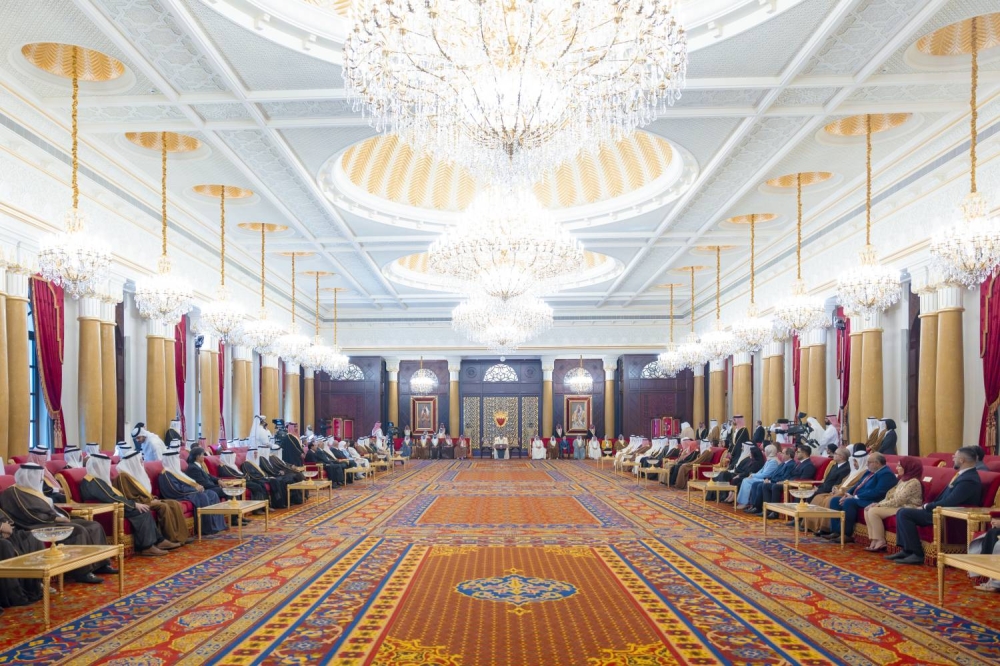 الملك يستقبل كبار أفراد العائلة المالكة الكريمة وكبار المسؤولين وعددا من الأهالي وأصحاب الإنجازات