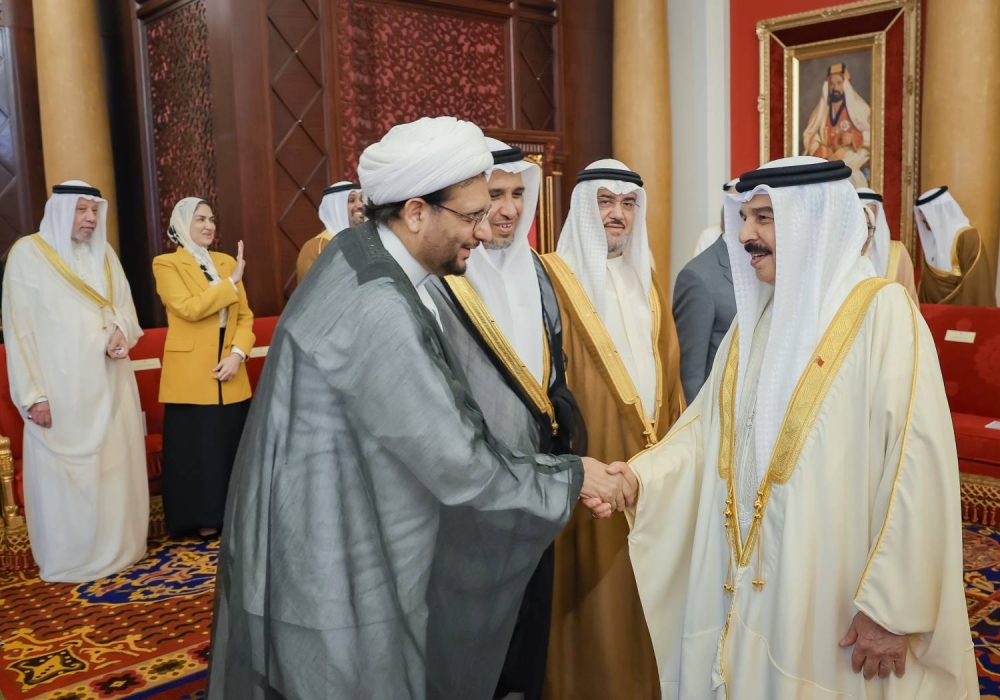 الملك يستقبل كبار أفراد العائلة المالكة الكريمة وكبار المسؤولين وعددا من الأهالي وأصحاب الإنجازات