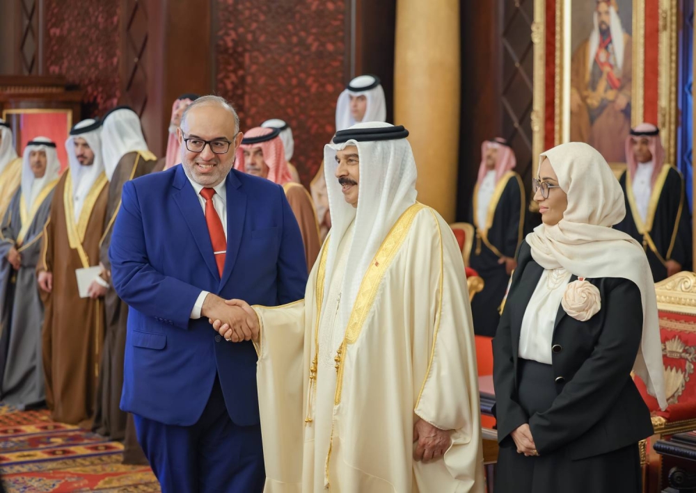 الملك يستقبل كبار أفراد العائلة المالكة الكريمة وكبار المسؤولين وعددا من الأهالي وأصحاب الإنجازات