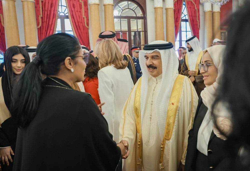 الملك يستقبل كبار أفراد العائلة المالكة الكريمة وكبار المسؤولين وعددا من الأهالي وأصحاب الإنجازات