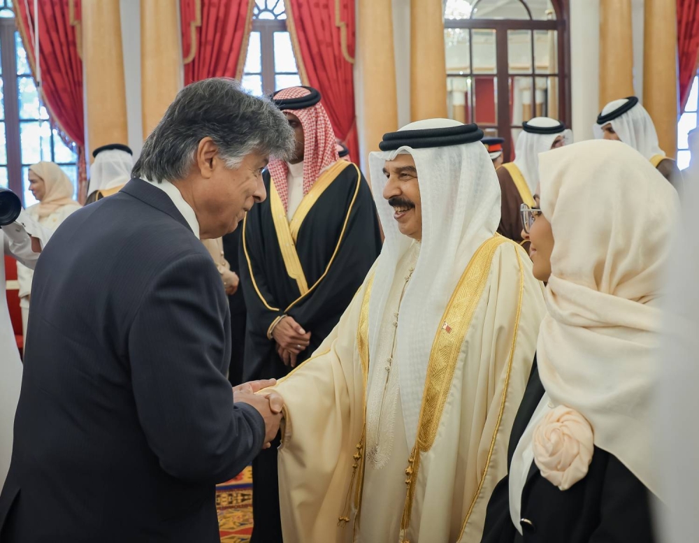 الملك يستقبل كبار أفراد العائلة المالكة الكريمة وكبار المسؤولين وعددا من الأهالي وأصحاب الإنجازات